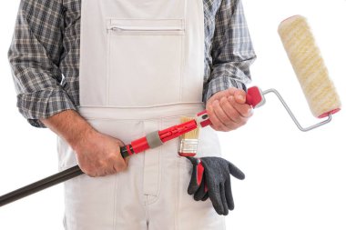 Beyaz iş tulumlu boyacı. Uzatma çubuğunu boyamak için silindiri yerleştir. Koruyucu eldivenlerle donatılmış. Beyaz arkaplanda izole. 