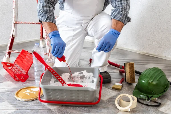 Biały Pracownik Malarz Domowy Pracy Przygotowuje Farbę Malowania Ściany Przemysł — Zdjęcie stockowe