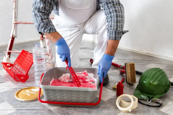 Biały Pracownik Malarz Domowy Pracy Przygotowuje Farbę Malowania Ściany Przemysł — Zdjęcie stockowe