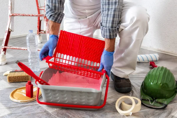 Trabajador Caucásico Pintor Casa Trabajo Preparación Pintura Para Pintar Pared — Foto de Stock