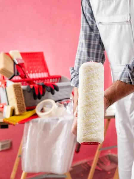 Kaukasische Huisschilder Witte Werkoverall Houdt Hij Roller Met Verlengstuk Zijn — Stockfoto