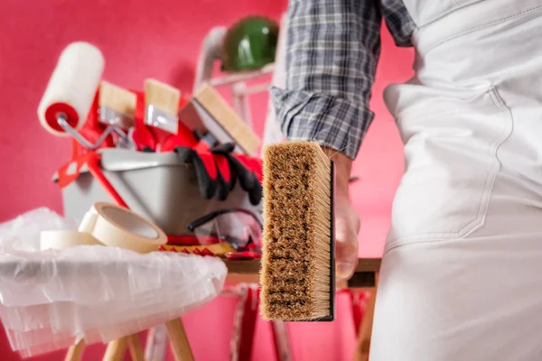 Pittore professionista di casa al lavoro sul cantiere . — Foto Stock