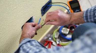 Elektrikçi teknisyeni işçi bir konut elektrik sistemi elektrik kablolar hazır olun. İnşaat sektöründe. Bina. Görüntüleri. 
