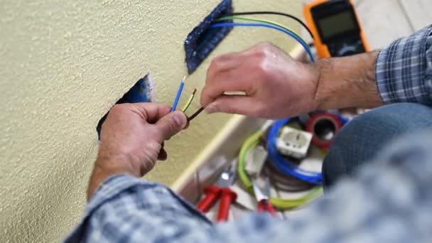 Elektrikář technik pracovník připraví elektrické kabely rezidenční elektrického systému. Stavební průmysl. Budova. Záběry. 