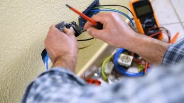 Elektrikçi Teknisyen alt ekler ve bir konut elektrik sistemi elektrik priz kabloları giderir. İnşaat sektöründe. Bina. Görüntüleri. 