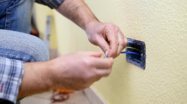 Elektrikçi teknisyeni işçi elektrik kablo konut elektrik sisteminde hazırlar. İnşaat sektöründe. Bina. Görüntüleri. 