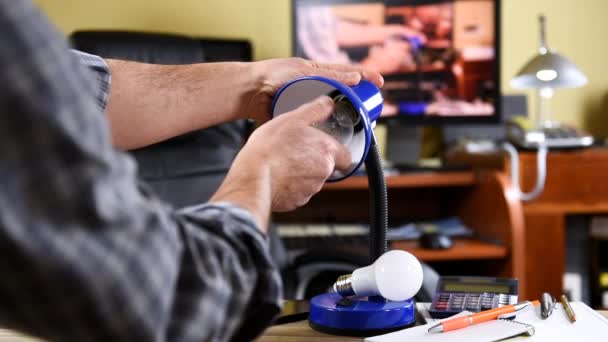 Electricista Trabajo Reemplaza Lámpara Incandescente Una Lámpara Mesa Con Una — Vídeo de stock