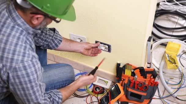 Trabajador Técnico Electricista Con Destornillador Conectado Para Reparar Enchufe Eléctrico — Vídeos de Stock