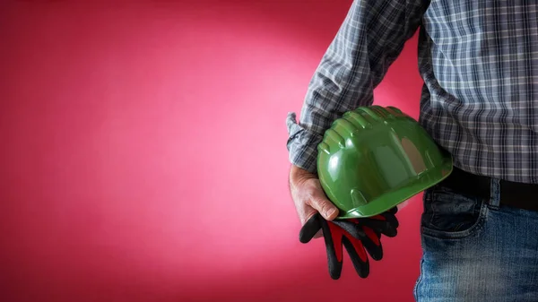 Malergehilfe mit Helm und Handschuhen in der Hand. Gebäude. — Stockfoto