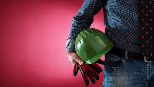 Architect ingenieur werknemer met helm en handschoenen in de hand. Buildi — Stockfoto