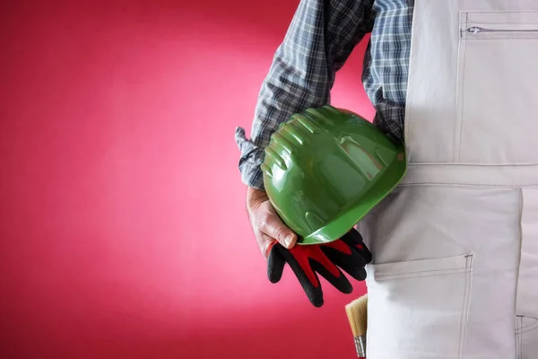 헬멧과 장갑 손에 집 화가 노동자. 건물. — 스톡 사진