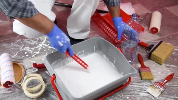 Casa Branca Pintor Trabalhador Macacão Branco Prepara Tinta Branca Para — Vídeo de Stock
