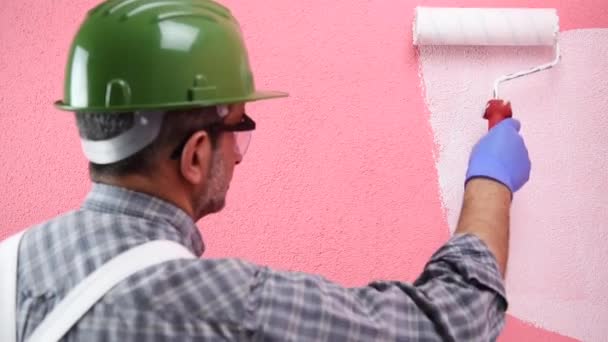 Kaukasische Huisschilder Werknemer Witte Overalls Met Helm Een Beschermende Bril — Stockvideo