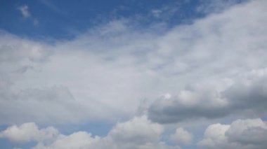 Hızlı hareket eden bulutlar ile baharda güzel bir mavi gökyüzü genel bakış. El değmemiş doğa. Görüntü.