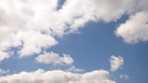 Vista General Hermoso Cielo Azul Primavera Con Nubes Que Mueven — Vídeos de Stock