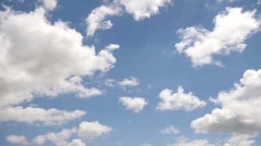 Hızlı hareket eden bulutlar ile baharda güzel bir mavi gökyüzü genel bakış. El değmemiş doğa. Görüntü.