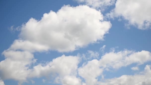 Hızlı Hareket Eden Bulutlar Ile Baharda Güzel Bir Mavi Gökyüzü — Stok video