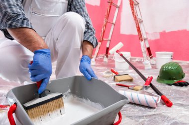 Şantiyede iş yerinde ev boyacısı. Bina.