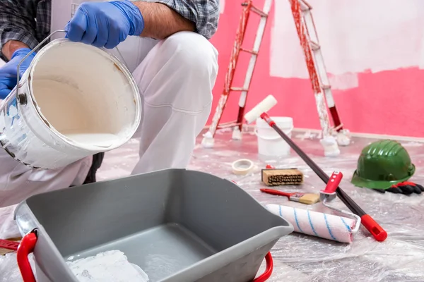 Trabajador pintor de casa en el trabajo en el sitio de construcción. Edificio . — Foto de Stock