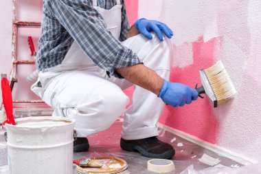 Şantiyede iş yerinde ev boyacısı. Bina.