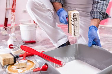 Şantiyede iş yerinde ev boyacısı. Bina.