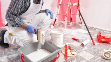 Şantiyede iş yerinde ev boyacısı. Bina.