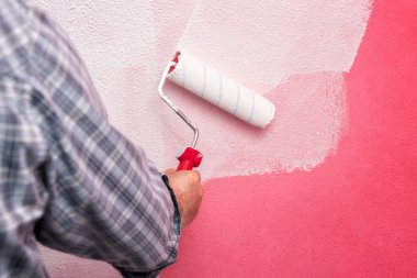 Şantiyede iş yerinde ev boyacısı. Bina.