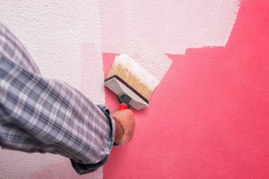 Şantiyede iş yerinde ev boyacısı. Bina.