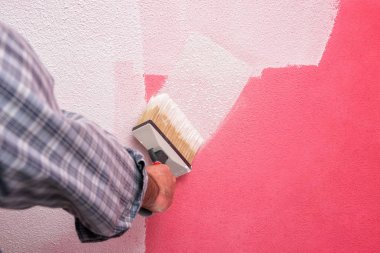 Şantiyede iş yerinde ev boyacısı. Bina.