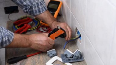 Elektrikçi teknisyeni işçi elektrik kablo konut elektrik sisteminde hazırlar. İnşaat sektöründe. Bina. Görüntüleri. 