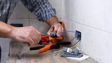 Elektrikçi teknisyeni işçi yuva konut elektrik sisteminde terminal elektrik kablo düzeltmeye tornavida ile. İnşaat sektöründe. Bina. Görüntüleri. 
