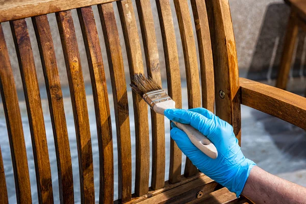 Craftsman at work on a wooden chair. — Stock Photo, Image