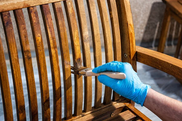 Artigiano al lavoro su una sedia di legno . — Foto Stock