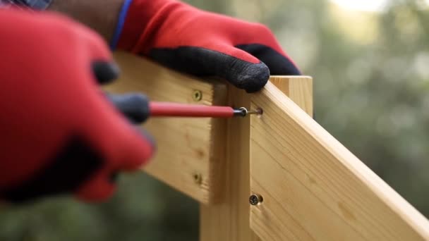 Erwachsene Tischler Handwerker Mit Schraubenzieher Schrauben Die Schraube Die Bretter — Stockvideo