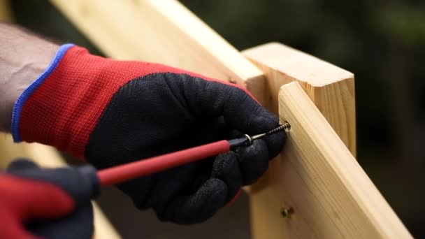 Volwassen Timmerman Ambachtsman Met Schroevendraaier Schroef Schroef Planken Van Een — Stockvideo