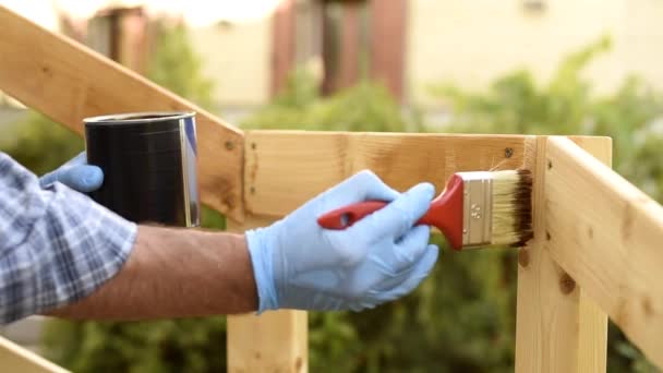 Carpinteiro Artesão Adulto Com Pincel Pintando Tábuas Uma Cerca Madeira — Vídeo de Stock