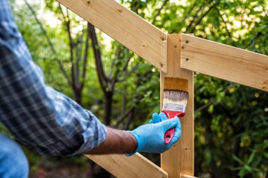 Ahşap bir çit üzerinde iş başında Craftsman.