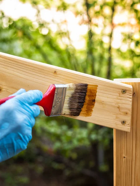 Ahşap bir çit üzerinde iş başında Craftsman.