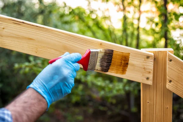 Ahşap bir çit üzerinde iş başında Craftsman.