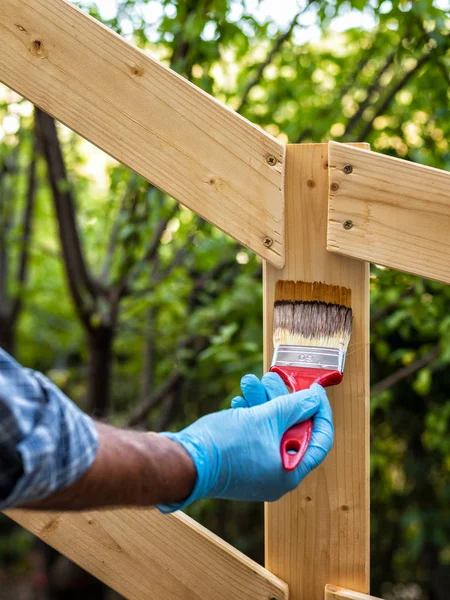 Ahşap bir çit üzerinde iş başında Craftsman.