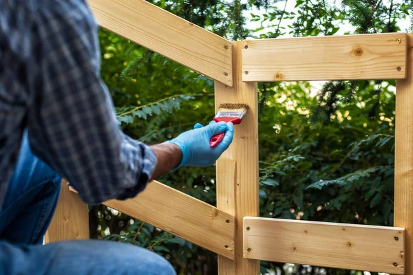 Ahşap bir çit üzerinde iş başında Craftsman. — Stok fotoğraf