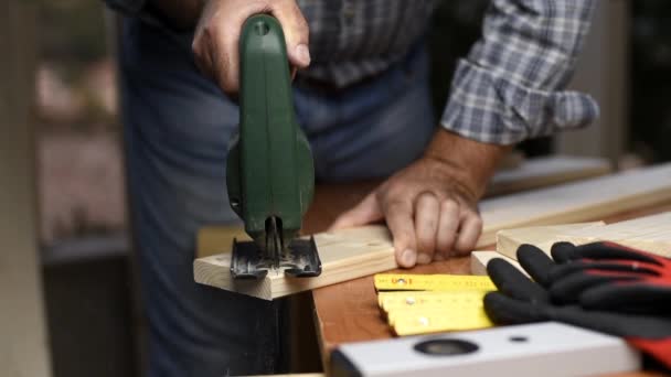 Carpinteiro Artesão Adulto Com Serra Elétrica Trabalhando Corte Uma Mesa — Vídeo de Stock