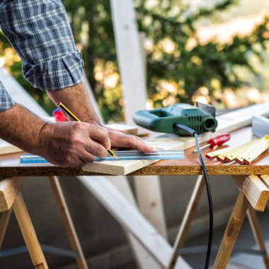 Ahşap tahtalar üzerinde iş başında Craftsman.