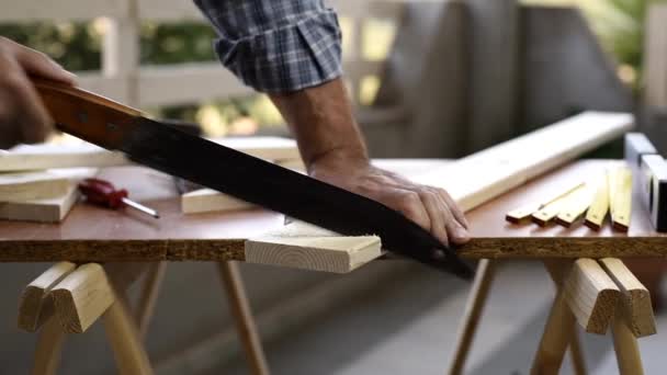 Carpinteiro Artesão Adulto Com Serra Manual Trabalhando Corte Uma Mesa — Vídeo de Stock