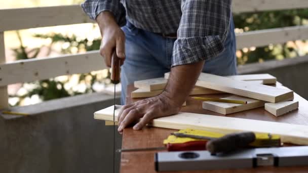 Řemeslník Tesař Ručním Pilou Pracuje Řezání Dřevěného Stolu Domácí Práce — Stock video