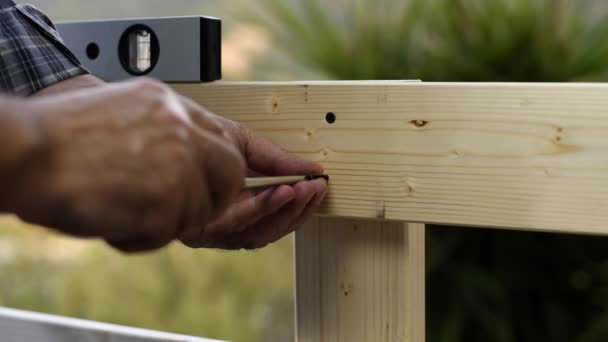 Dorosły Stolarz Rzemieślnik Śrubokręt Śruba Ustalenia Deski Drewnianego Ogrodzenia Housework — Wideo stockowe