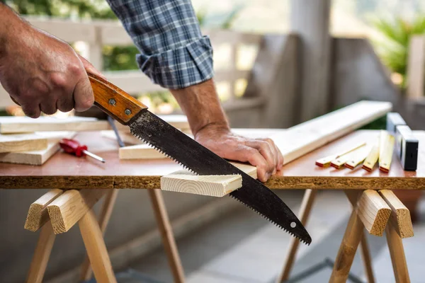 Ahşap tahtalar üzerinde iş başında Craftsman. — Stok fotoğraf