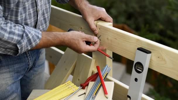 Erwachsene Tischler Handwerker Mit Schraubenzieher Schrauben Die Schraube Die Bretter — Stockvideo