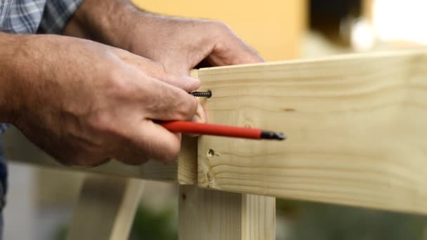 Adult Carpenter Craftsman Screwdriver Screw Screw Fix Boards Wooden Fence — Stock Video