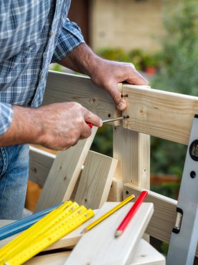 Ahşap tahtalar üzerinde iş başında Craftsman.